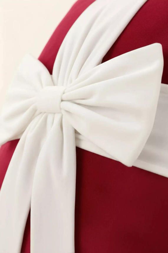 Christmas Bow Poszewka świąteczna BN23  Spod Igły i Nitki – biała z bordową kokardą, velvet/aksamit