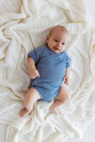03235KRB "Just Muslin Blue" Body dzidziuś rozpinane muślinowe Makoma