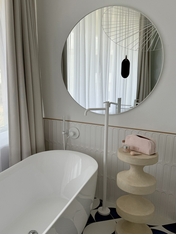 Kosmetyczka Small SENSIS – Różowa, Zamek, Struktura w Prążek, Z Logo, Z Przegródkami