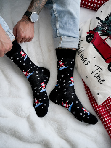 1290-032 Skarpety męskie świąteczne Milena – Mikołaj na Snowboardzie, czarny