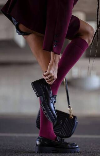 0248-001 Gładkie Podkolanówki damskie Milena - bordowe