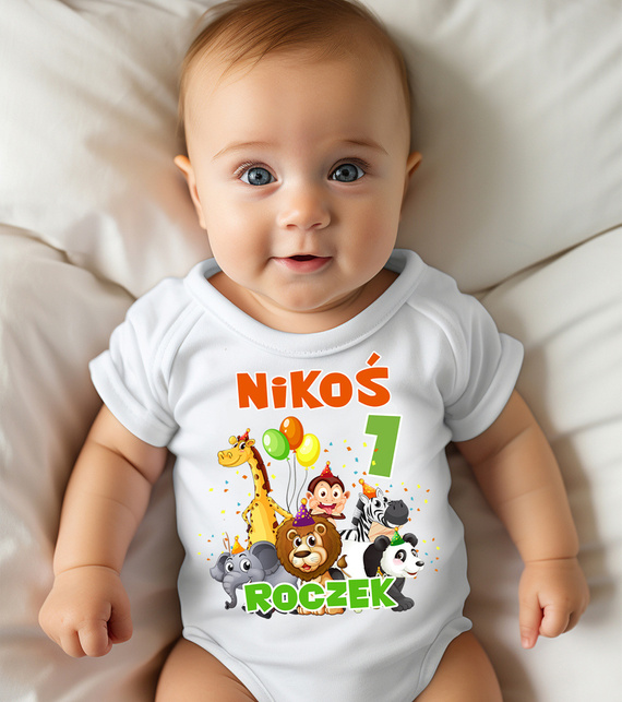 SKU A047 "Roczek urodziny z imieniem Safari" Body krótki rękaw na roczek Moocha biały