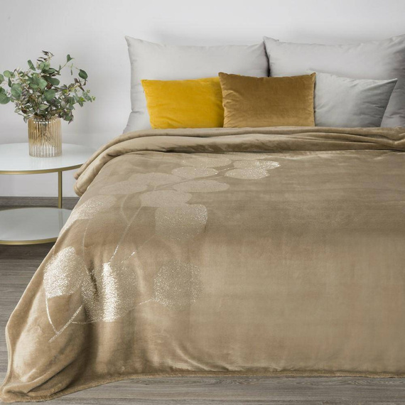 Ginko 2 Koc narzuta z mikrofibry z błyszczącym nadrukiem liści Eurofirany miodowy