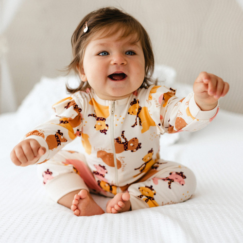 Fluffy Tails Pajac niemowlęcy Eevi – ecru, druk, bez stópek, zamek