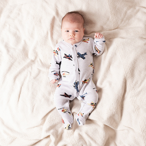 219031 Willy Pajac niemowlęcy Nicol – bawełna, szary w samoloty