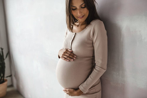 Tummy Sukienka ciążowa i do karmienia z dzianiny w prążek Milk&Love beżowy