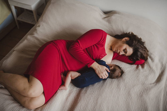 Tummy Sukienka ciążowa i do karmienia z dzianiny w prążek Milk&Love karminowy