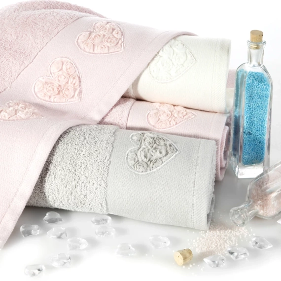 Kamila ręcznik serca wypełnione różyczkami Eurofirany pudrowy róż 