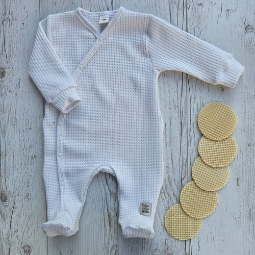 02249W "Natural Waffel" Pajacyk niemowlęcy Makoma white