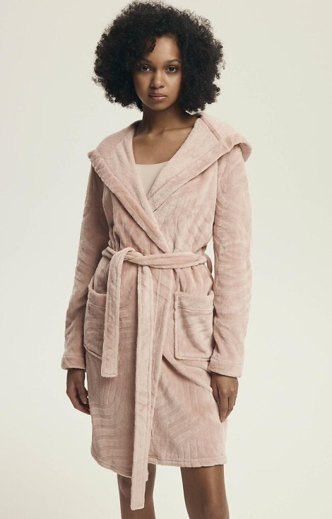 43602 Devyn  Szlafrok damski z kapturem Henderson dusty rose – krótki, ciepły, welurowy