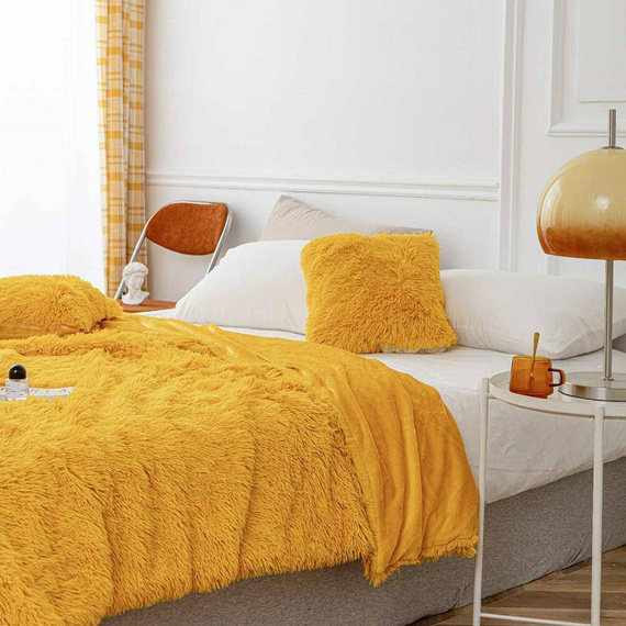 Yeti Koc narzuta włochacz futrzak fotelówka Spod Igły i Nitki pudrowy