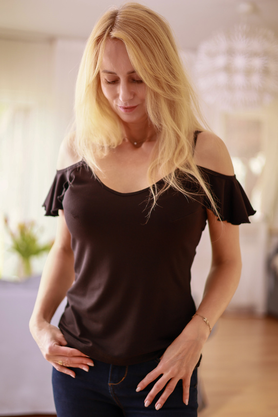 Vera Bluzka damska Mirale – odkryte ramię, falbanka, wiskoza - czarny