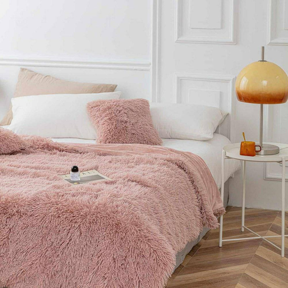 Yeti Koc narzuta włochacz futrzak fotelówka Spod Igły i Nitki pudrowy