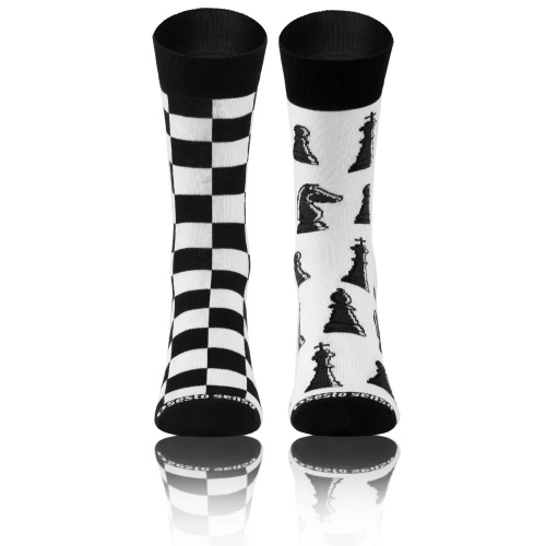 Szachy Skarpety długie finest cotton dwie różne Sesto Senso czarny