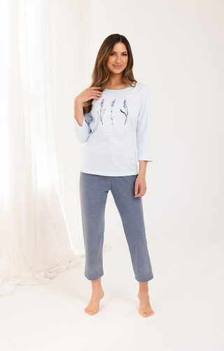 Piżama 703 Regina bawełniana błękitna – damska, rękaw 3/4, spodnie 7/8, roślinny nadruk