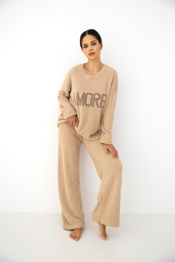 Dres damski Zerina beżowy Sensis – miękka dzianina, ozdobny napis AMORE, wygodny ściągacz, homewear