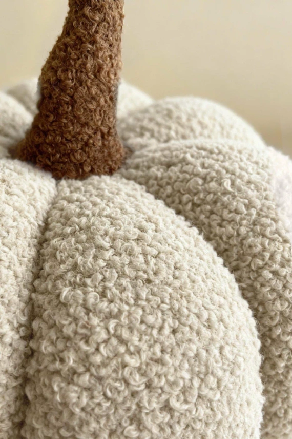 Dynia boucle Poduszka dekoracyjna Spod Igły i Nitki – beżowa, ozdoba jesienna i na Halloween