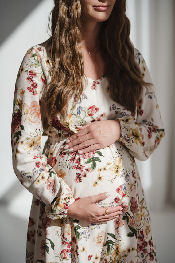 Lovely Dress Midi Milk&Love kremowa w kwiaty– sukienka ciążowa i do karmienia z lnem, elegancki krój z zamkami do karmienia