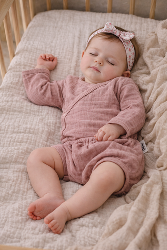 Body muślinowe Just Muslin 03235R Makoma rose– długi rękaw, kopertowe zapięcie, 100% bawełna