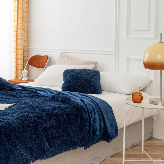 Yeti Koc narzuta włochacz futrzak fotelówka Spod Igły i Nitki pudrowy