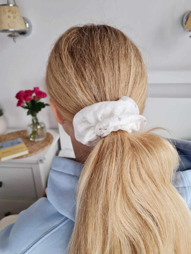 GM Scrunchie muślinowa gumka do włosów Marija - gwiazdki