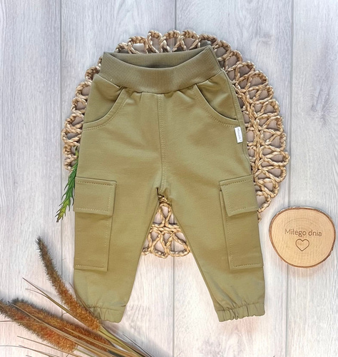Spodnie chłopięce Mamatti SJ09 joggery khaki – wygodne i stylowe