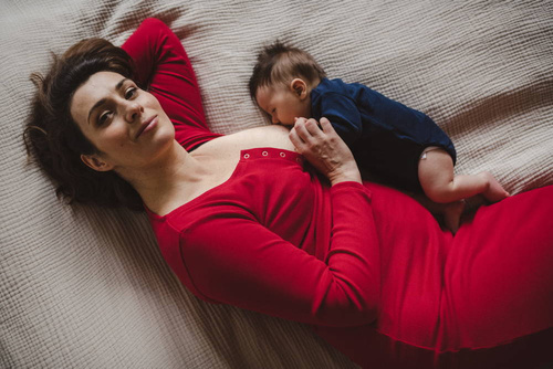 Tummy Sukienka ciążowa i do karmienia z dzianiny w prążek Milk&Love karminowy