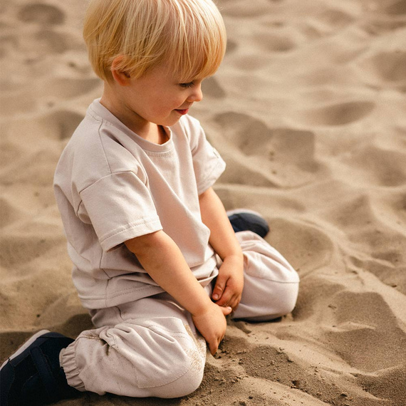 Simply Comfy Spodnie dziecięce dresowe Eevi beżowe  – 100% bawełna, z kieszeniami