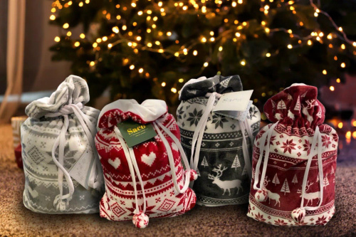 Koc świąteczny SACO popielaty – miękki i ciepły z reniferami i choinkami w ozdobnym worku