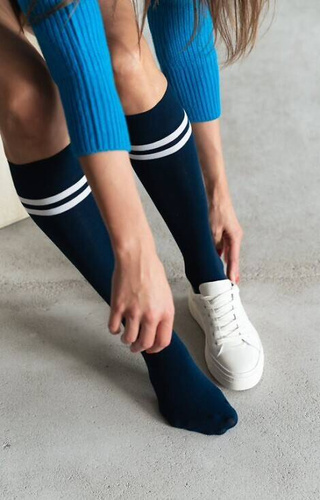 Art.072 Podkolanówki damskie paski Steven granat