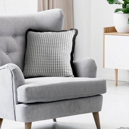 Pepitka Poszewka dekoracyjna z tkaniny w pepitkę zdobiona frędzlami Eurofirany srebrny