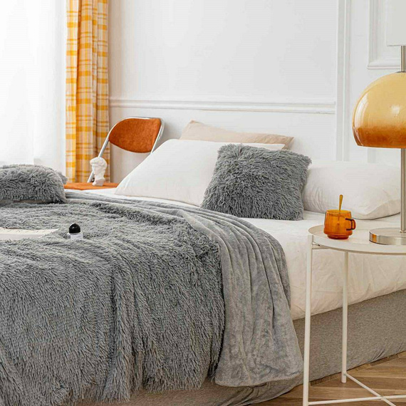 Yeti Koc narzuta włochacz futrzak fotelówka Spod Igły i Nitki pudrowy