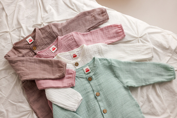 02235BSP "Just Muslin" Pajac muślinowy Makoma pudrowy róż