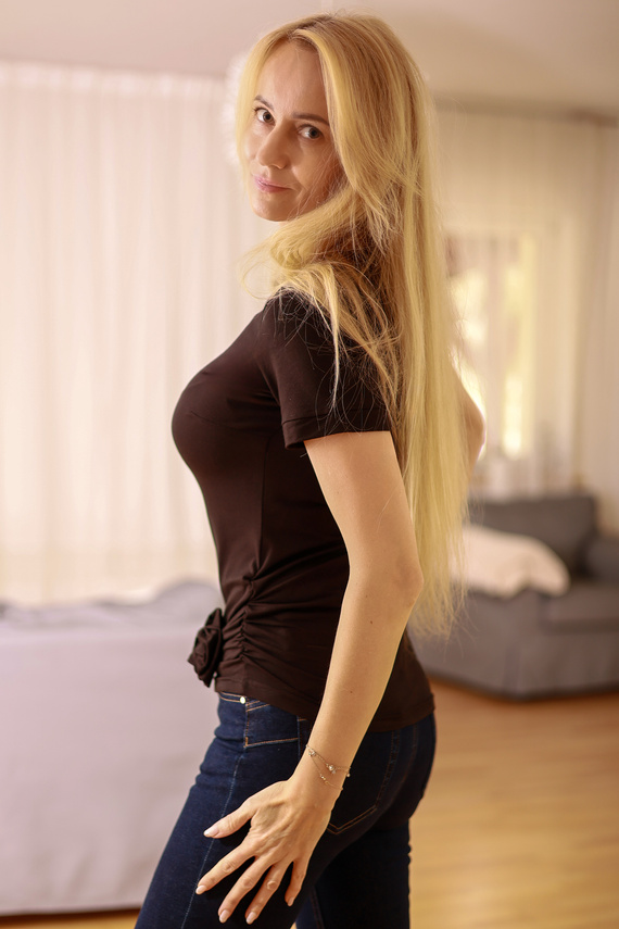 Lily Bluzka damska Mirale z wiskozy – krótki rękaw, ozdobna róża - czarny