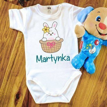 "Wielkanoc – Zajączek w koszyczku z imieniem" Body krótki rękaw Moocha biały