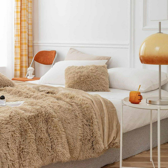 Yeti Koc narzuta włochacz futrzak fotelówka Spod Igły i Nitki pudrowy