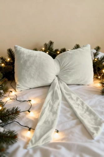 Poduszka świąteczna Kokarda 40x23 Spod Igły i Nitki – kremowa poduszka z weluru velvet, certyfikat Oeko-Tex