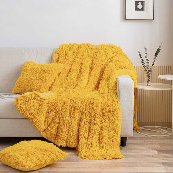 Yeti Koc narzuta włochacz futrzak fotelówka Spod Igły i Nitki pudrowy