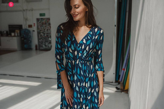 Two Ways MIDI Sukienka ciążowa i do karmienia Milk&Love granatowa w listki