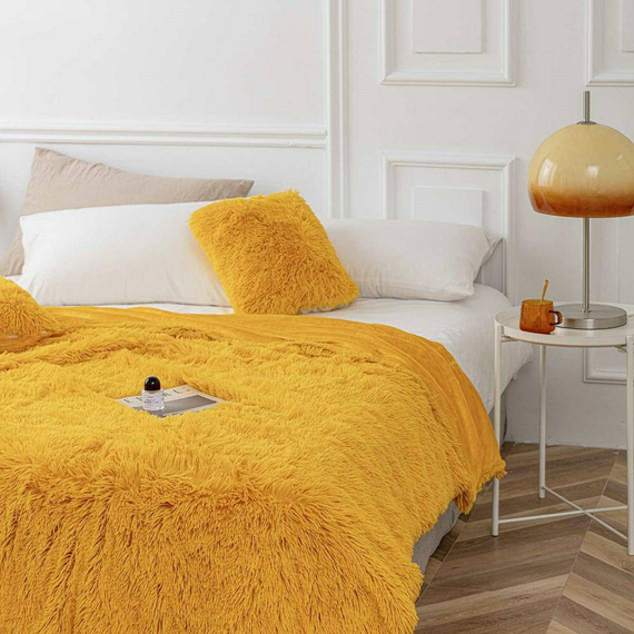 Yeti Koc narzuta włochacz futrzak fotelówka Spod Igły i Nitki pudrowy