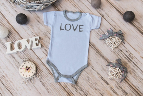 "Love" Body z krótkim rękawem Terjan - różowy