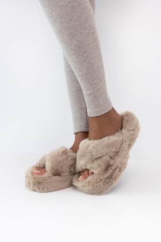 Kapcie Tori Sensis beżowe – miękkie, puchate z gumową podeszwą