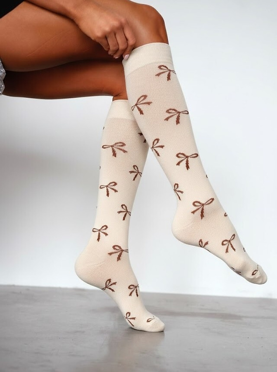 Podkolanówki damskie Milena 0248-016 ecru— bawełniane, miękkie, bezuciskowe, wzór kokardki, komfortowe na co dzień