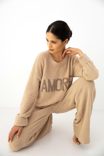 Dres damski Zerina beżowy Sensis – miękka dzianina, ozdobny napis AMORE, wygodny ściągacz, homewear