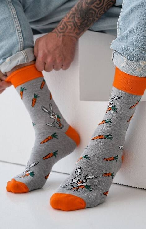 0125-111 Królik i marchewki Skarpety Męskie Milena - melanż jasny