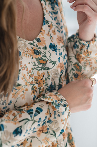 Lovely Dress Midi Milk&Love beżowa w kwiaty– sukienka ciążowa i do karmienia z lnem, elegancki krój z zamkami do karmienia