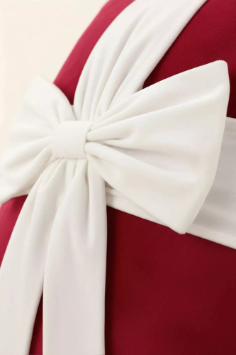 Christmas Bow Poszewka świąteczna BN23  Spod Igły i Nitki – biała z bordową kokardą, velvet/aksamit