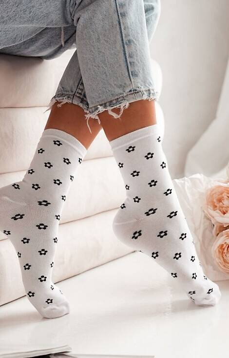 0200 Kwiatki Skarpety damskie Milena - biały-czarny 