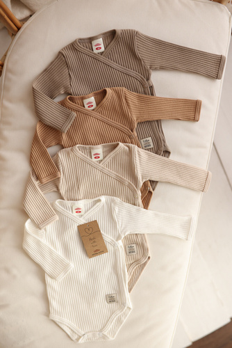 03234L "Natural Harmony" Body dzidziuś z długim rękawem Makoma latte