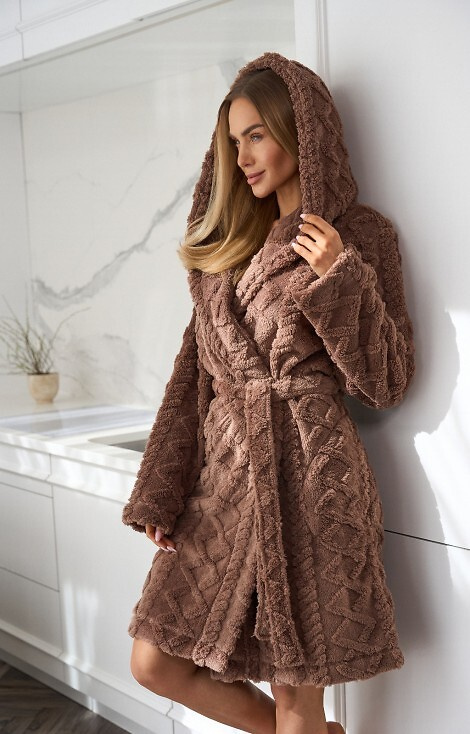 2401 Geo Krótki szlafrok damski L&L z kapturem czekoladowy – miękki, z kieszeniami, wiązany